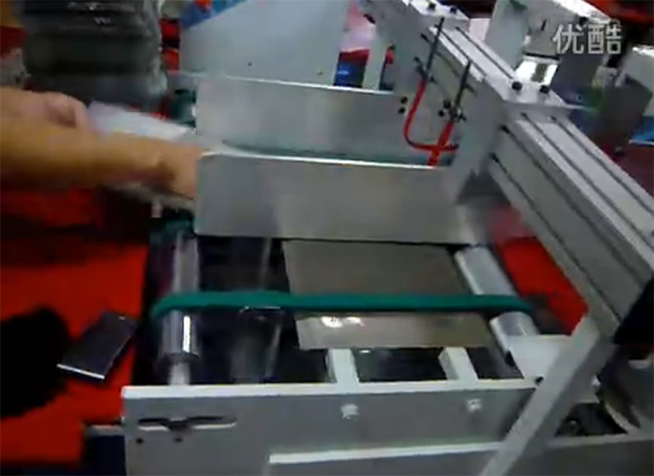 東(dong)莞全自(zi)動膠盒(he)機