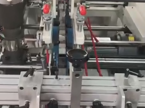 東莞全自(zi)動膠盒機(ji)生産