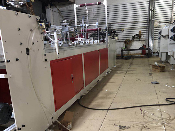 窗簾(lian)盒膠(jiao)盒機(ji)