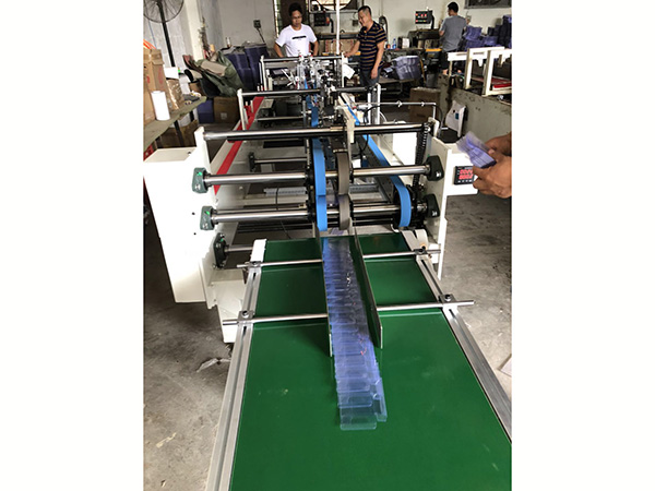 和(he)記膠盒(he)機  專注(zhu)PVC  PET膠盒自(zi)動折邊(bian)刷膠水(shui)粘貼