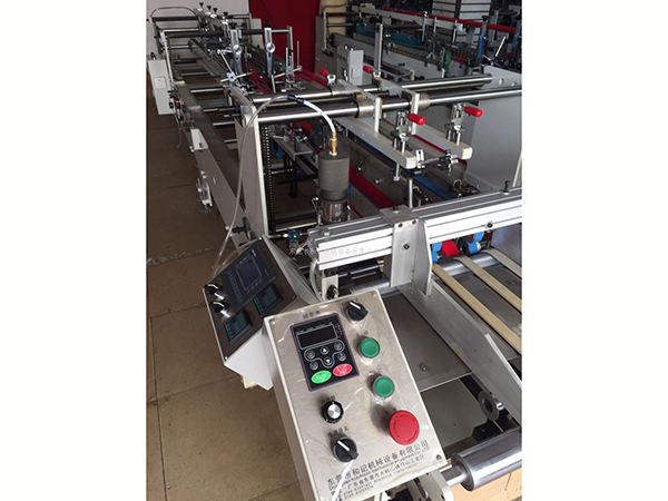 PUR全(quan)自動膠(jiao)盒機  pet-pvc折(she)盒粘盒(he)自動膠(jiao)盒機