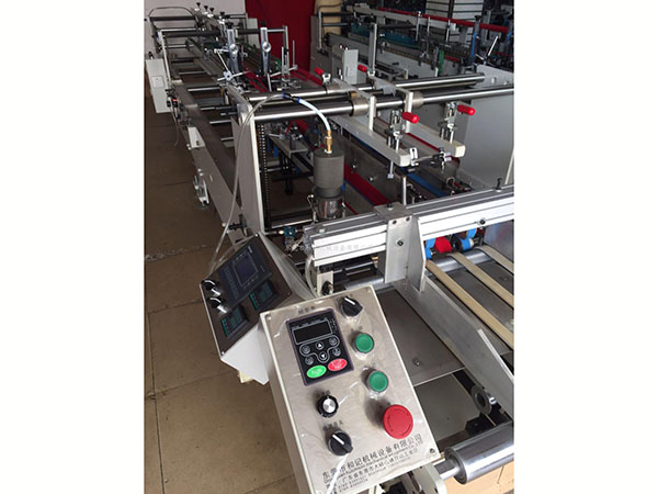 PVC膠盒粘(zhan)盒機貼     高(gao)速自動