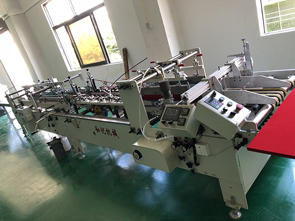 四合一(yi)膠盒機設(she)備