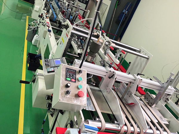 熱熔(rong)膠粘(zhan)盒機(ji)